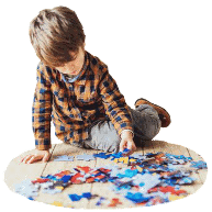 Enfant jouant au puzzle