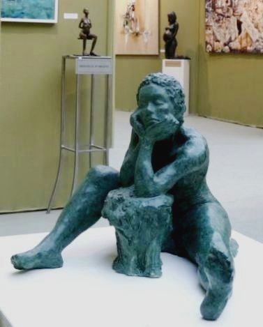 Caline - Stéphanie assise dubitative, bronze